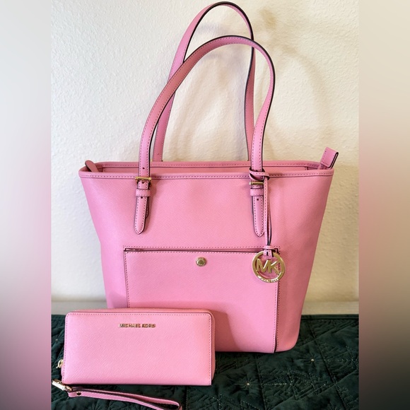 MICHAEL Michael Kors Handbags - BARELY USED…… MICHAEL KORS JET SET PINK MEDIUM TOTE w/MATCHINGVWALLET